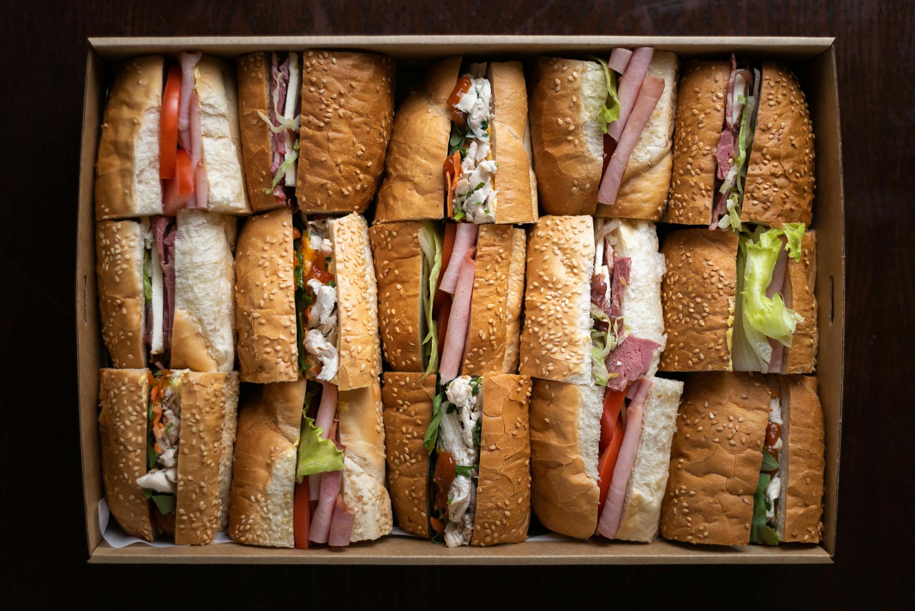 Półmisek z różnymi kanapkami przygotowanymi na imprezę cateringową