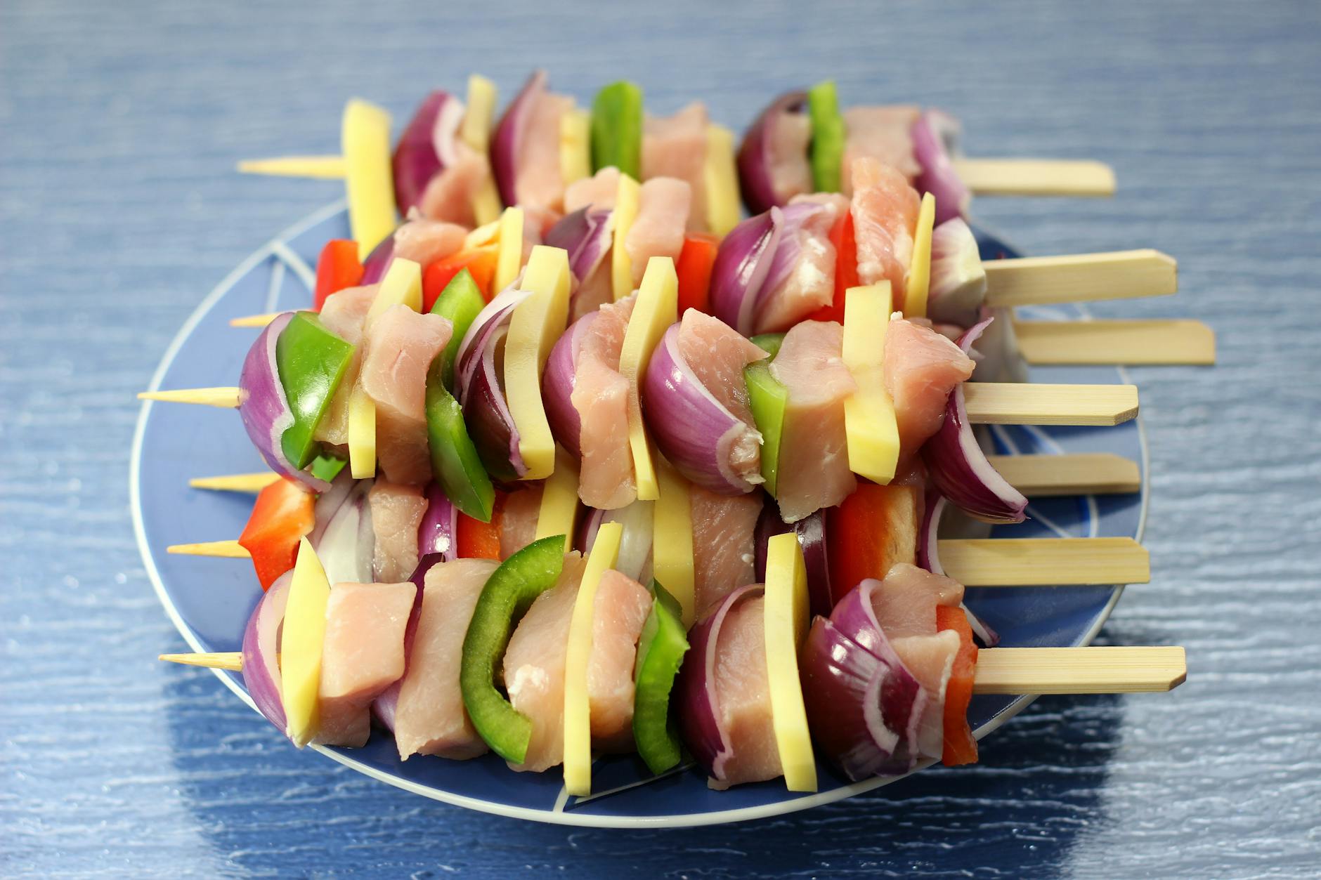 Jak zrobić soczysty kebab z kurczaka na patelni grillowej Soczyste szaszłyki z kurczaka i warzyw na talerzu, gotowe z patelni grillowej