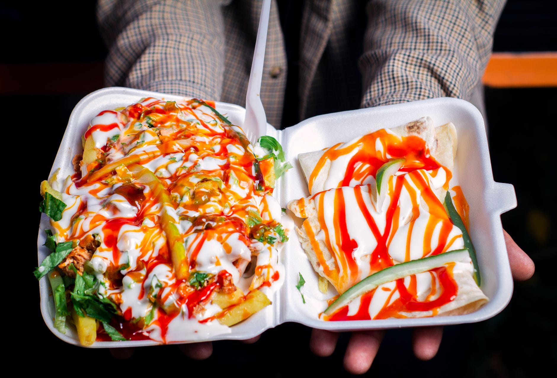 Apetyczny kebab na wynos w pudełku z ostrym sosem