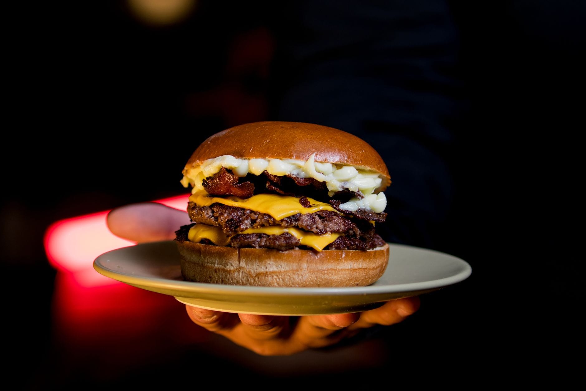 Burgery z kurczaka kontra wołowe: który rodzaj lepiej sprawdza się jako street food